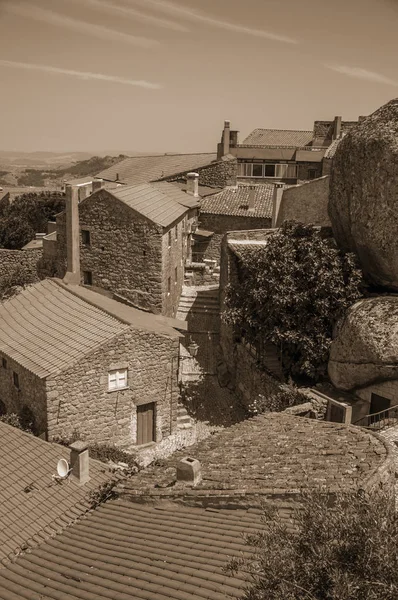 Callejón en pendiente pasando por antiguas casas y rocas en Monsanto — Foto de Stock