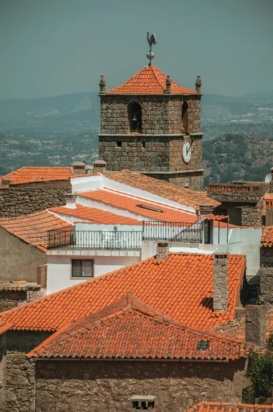 몬산토의 시계가 있는 오래된 가옥과 교회 첨탑 — 스톡 사진