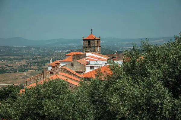Casas de pedra velhas com torre de igreja e oliveira em Monsanto — Fotografia de Stock
