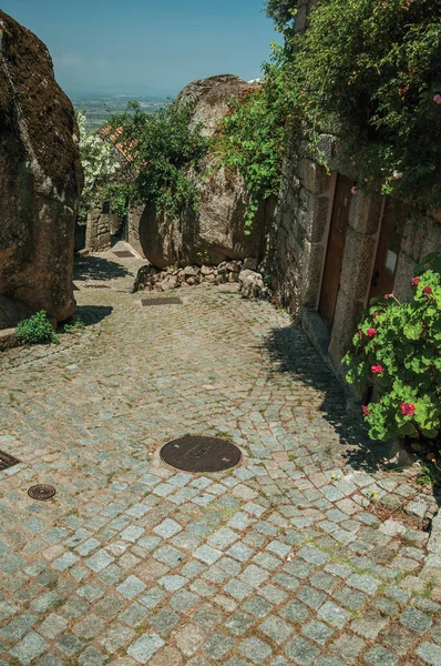 Casas antiguas con muro de piedra en un callejón en pendiente en Monsanto — Foto de Stock