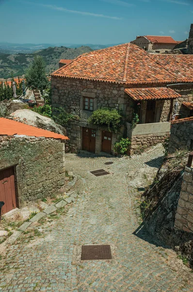 Casas antiguas con muro de piedra en pendiente en Monsanto — Foto de Stock