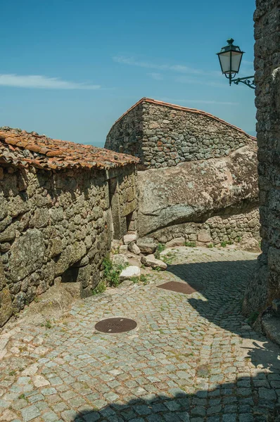 Maisons anciennes et mur de pierre avec grand rocher à Monsanto — Photo