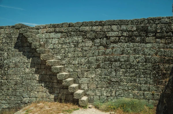 Mur en pierre avec escalier au Château de Monsanto — Photo