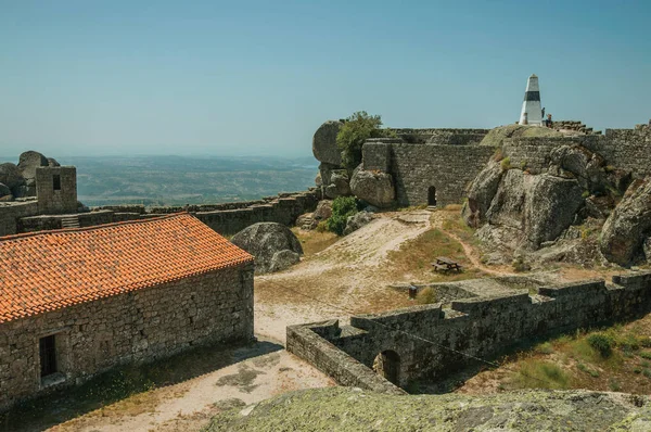 Monsanto Kalesi'ndeki eski bir şapeli çevreleyen taş duvarlar