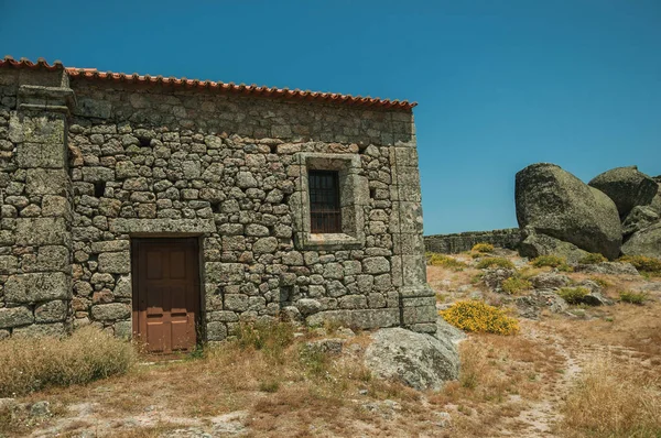 Casa de pedra no topo da colina rochosa no Castelo de Monsanto — Fotografia de Stock