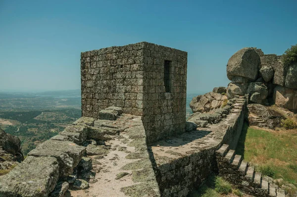 Monsanto Kalesi'nde tepede taş duvar ve kare kule