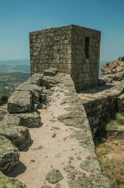 Кам'яна стіна і Квадратна вежа на вершині пагорба в замку Монсанто — стокове фото