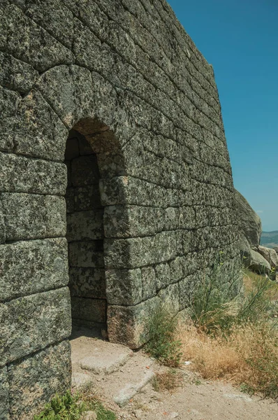 Πέτρινος τοίχος με πύλη στην κορυφή του λόφου στο κάστρο της Μονσάντο — Φωτογραφία Αρχείου