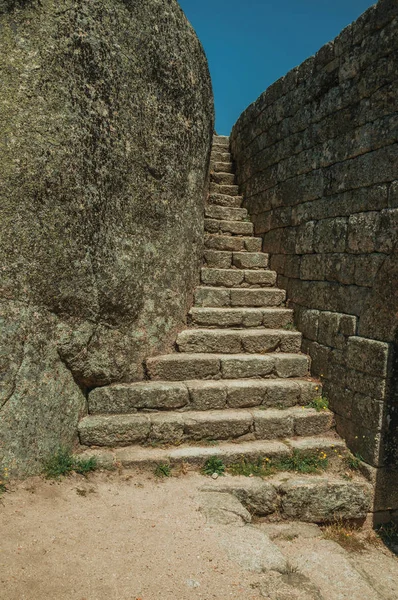 Monsanto Kalesi'nde duvar ve büyük kaya arasında taş merdiven