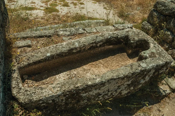 Tombes anciennes pour enfants et adultes sculptées dans la pierre près de Monsanto — Photo