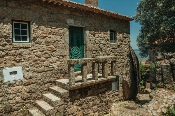 Casa velha com escada de pedra em Monsanto — Fotografia de Stock