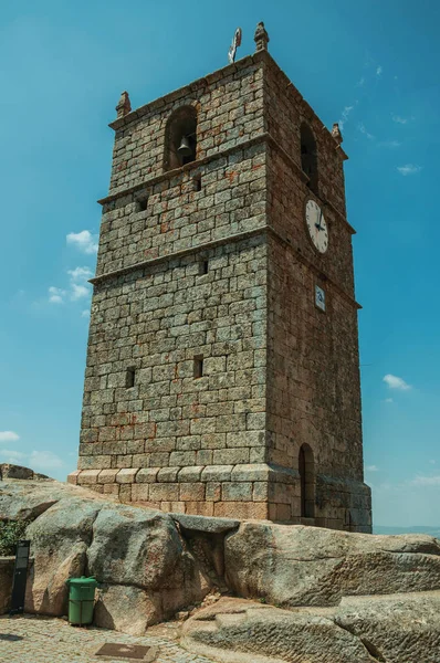 Кам'яна вежа з дзвіночок і годинником в "Монсанто" — стокове фото