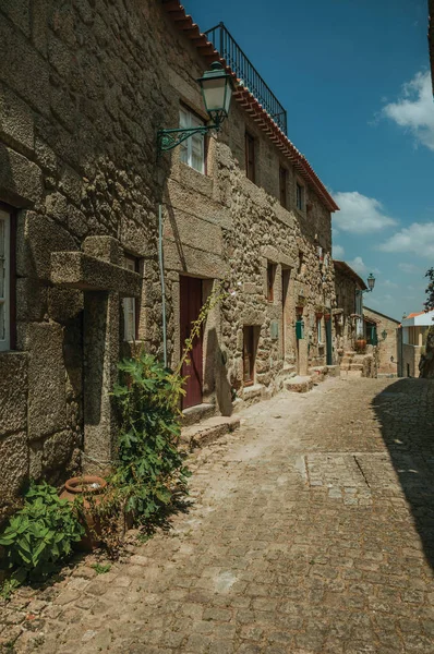 Antiguas casas de piedra en callejón desierto en Monsanto — Foto de Stock