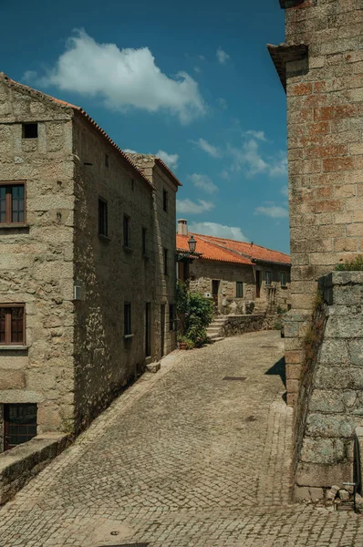 Vieilles maisons en pierre sur un coin de ruelle déserte à Monsanto — Photo