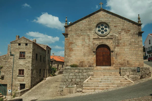 Fachada da igreja medieval com muro de pedra em Monsanto — Fotografia de Stock
