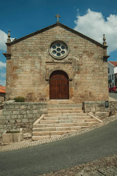 Fachada de iglesia medieval con muro de piedra en Monsanto —  Fotos de Stock