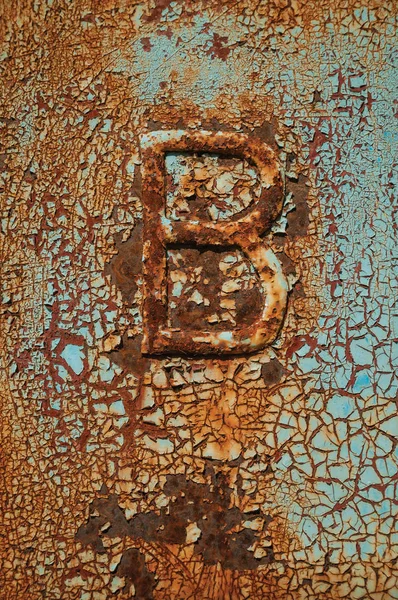 Metal oxidado con grietas, pintura pelada y la letra B —  Fotos de Stock