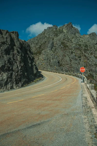 Route sur un paysage rocheux avec panneau stop — Photo