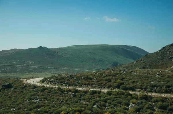 Curva de estrada passando por paisagem rochosa — Fotografia de Stock