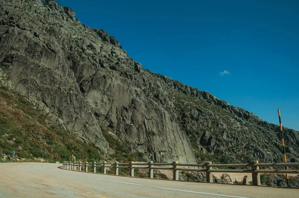 Parapet på kanten av vägen som passerar genom steniga landskap — Stockfoto