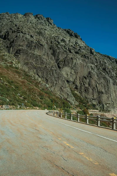 Parapet sur le bord de la route traversant un paysage rocheux — Photo