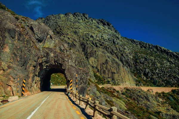 Route sur paysage rocheux passant par le tunnel — Photo