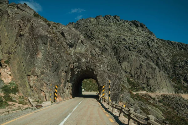 Tünelden geçen kayalık arazide yol — Stok fotoğraf