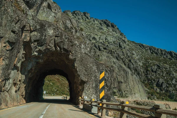 Route sur paysage rocheux passant par le tunnel — Photo