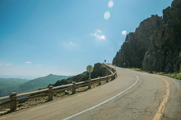 Route traversant un paysage rocheux par une journée ensoleillée — Photo