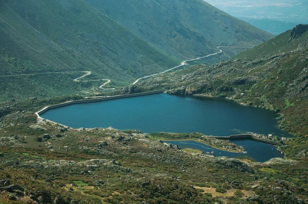 Agua azul en el lago presa en el paisaje montañoso — Foto de Stock