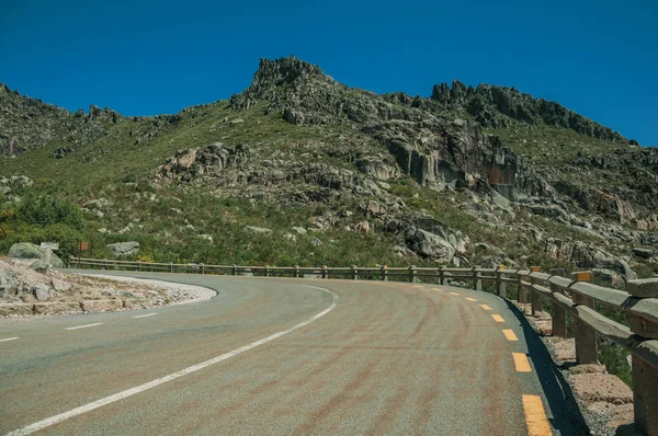 Courbe de la chaussée traversant un paysage rocheux — Photo