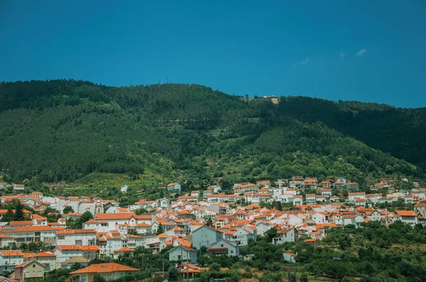 Paisaje rural con casas blancas en la colina — Foto de Stock