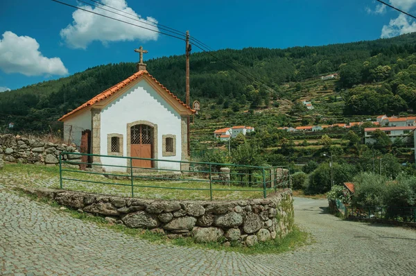 Paisagem rural com pequena capela — Fotografia de Stock