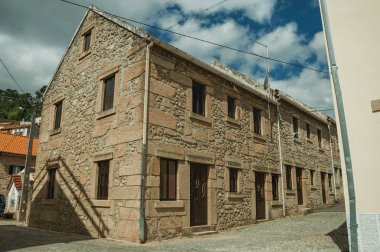 Ahşap kapılı eski taş iki katlı ev