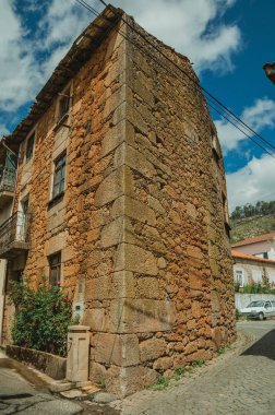 Ahşap kapılı eski taş iki katlı ev