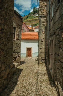 Arnavut kaldırımlı sokak ve taş duvarlı eski evler