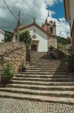 Taş merdiven üstüne kilise cephesi ve çan kulesi