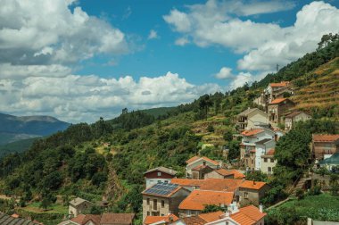 Teraslı tarlalarla kaplı engebeli arazide evler