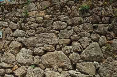 Büyük kaba taşlardan yapılmış eski duvar