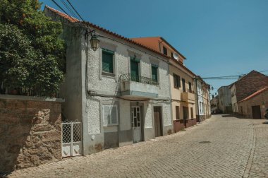 Issız sokakta büyük balkonlu ev