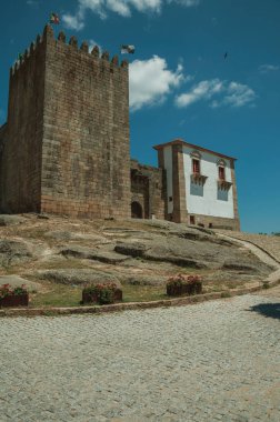 Ortaçağ Belmonte Kalesi'nde kayalık tepe üzerinde taş kule