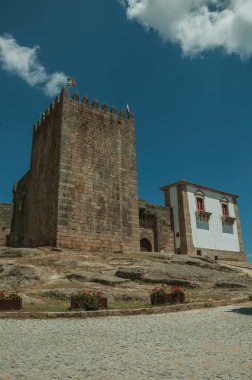 Ortaçağ Belmonte Kalesi'nde kayalık tepe üzerinde taş kule