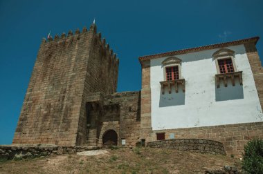 Ortaçağ Belmonte Kalesi'nde kayalık tepe üzerinde taş kule