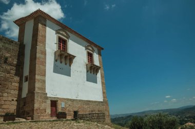 Ortaçağ Belmonte Kalesi'nde taş ve beyaz badanalı duvarlı bina