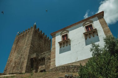 Ortaçağ Belmonte Kalesi'nde kayalık tepe üzerinde taş kule