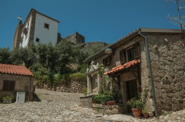 Issız sokak ve taş duvarlar ile eski küçük ev