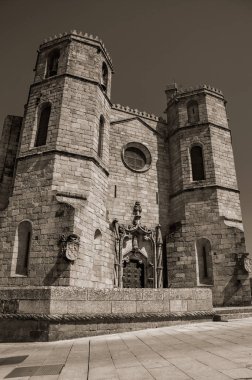 Guarda Katedrali'nde çan kuleli gotik cephe