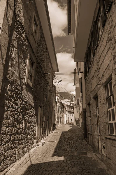 Taş duvarlı sokak ve eski evler