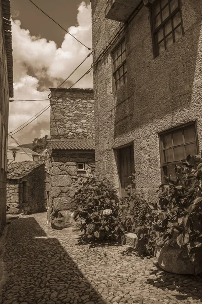 Dar arnavut kaldırımlı sokak ve taş evler — Stok fotoğraf