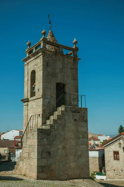 Torre sineira medieval feita de pedra com escadaria — Fotografia de Stock
